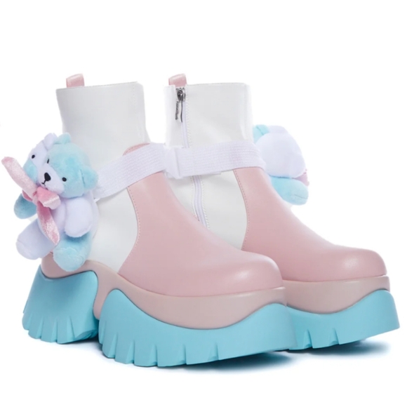 Melanie Martinez x koi - Picture 1 of 4